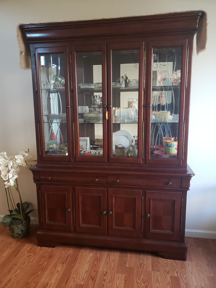 Very nice wood china cabinet in awesome condition $400