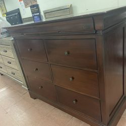 Dresser With 8 Drawers 