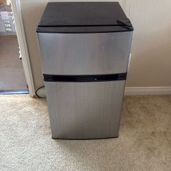 INSIGNIA Mini Fridge 3.0 C