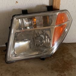 2007 Nissan frontier Driver Side Head Light