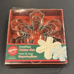Vintage Wilton Snowflake Cookie Cutter Set, 4 Pieces (2002). Cookie cutters appear unused. Packaging shows wear. 