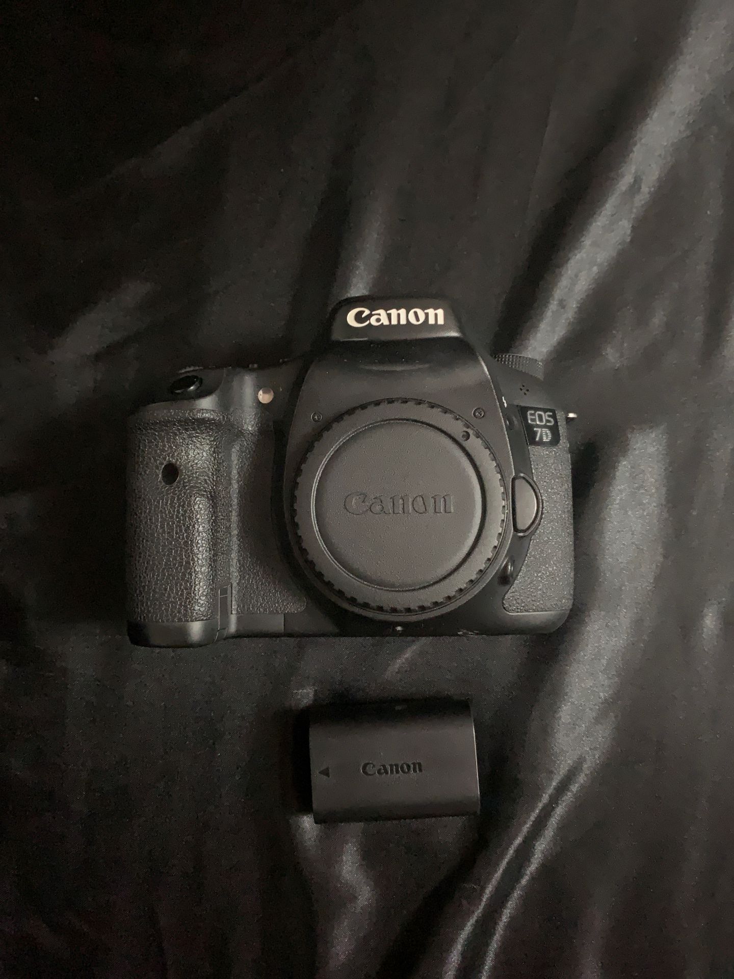 Canon 7D with battery, charger , strap and box