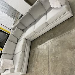 *Free Delivery*🚚 Modern Large Beige Sectional!