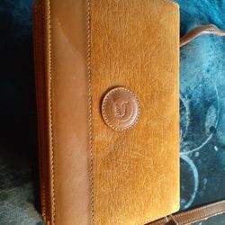 GORGEOUS Elephant Cognac Genuine Leather 6"x10" Crossbody Messenger Bag.
