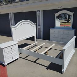 Wow that's a Beautiful Queen bedroom set