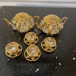 Set Of Two Miniature Teapots and Four Cups
