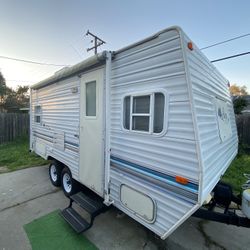 2002 SKYLINE TRAVEL TRAILER  20-FOOT LONG CLEAN IN AND OUT