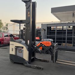 crown reach truck forklift