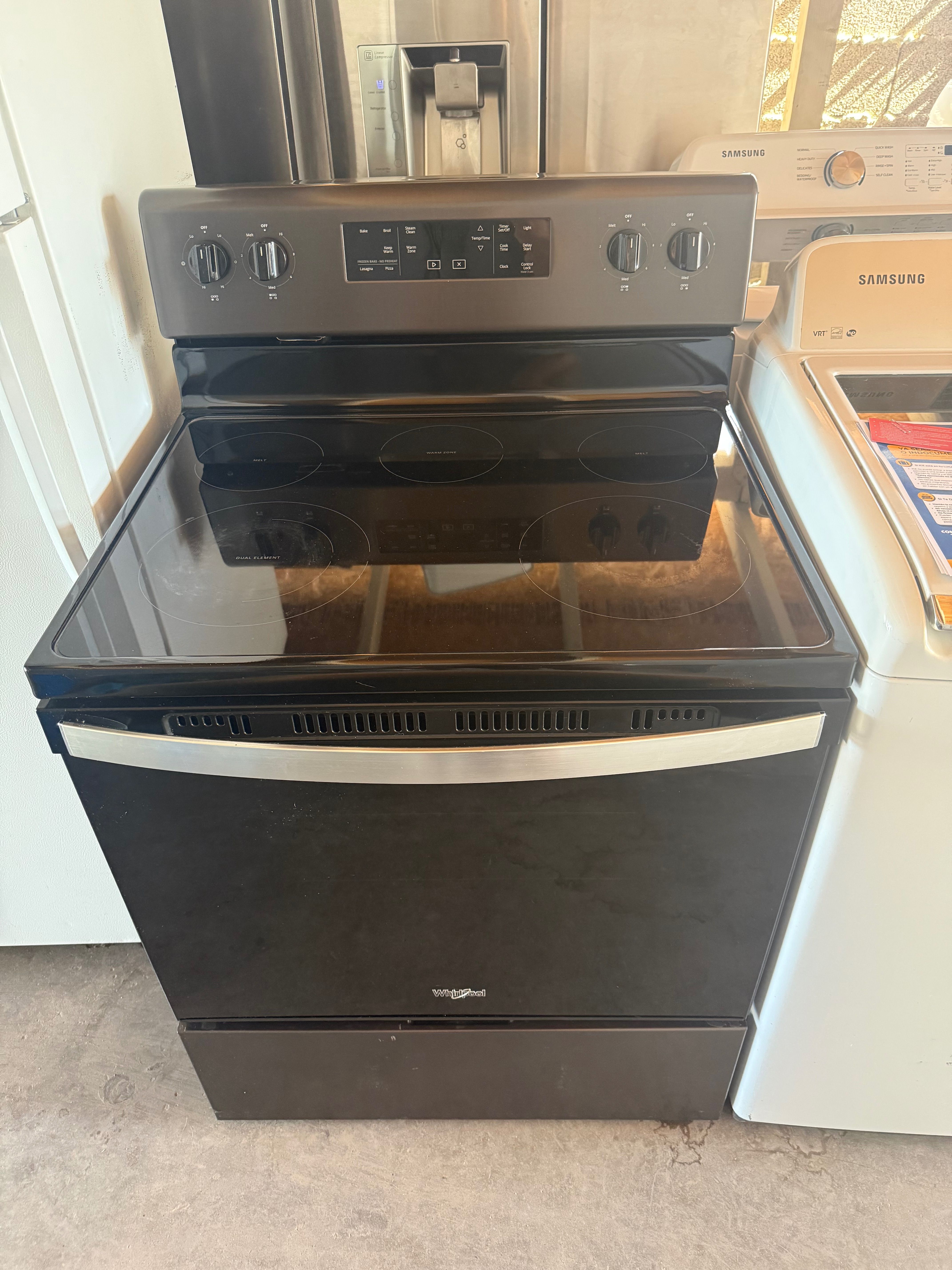 Whirlpool electric oven range Glass top/ stove 5 burners and oven clean