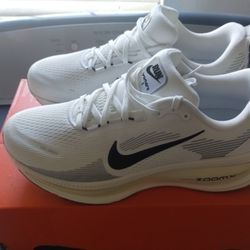 NIKE ZOOM X VOMERO 18 RUNNING SHOE
