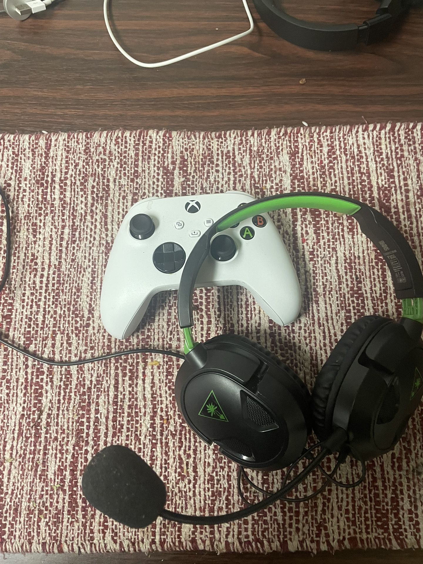 Xbox One Wireless Controller With Turtle Beat Wired Headset