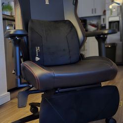 Secretlab TITAN Evo - SMALL with lumbar pillow and leg rest attachment