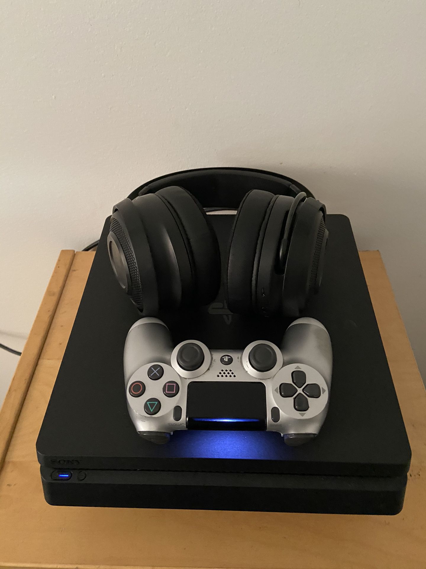 (SERIOUS BUYERS ONLY) PS4 Slim+ Controller and charger cord + Bluetooth headphones