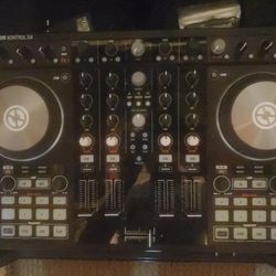 Native Instruments Traktor Kontrol S4 MK2 DJ Controller