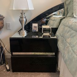 6 Pieces Queen Bedroom Set.