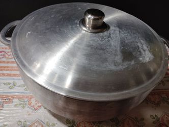 Cazuela grande d Aluminio agarra más f dos galones,$15.00