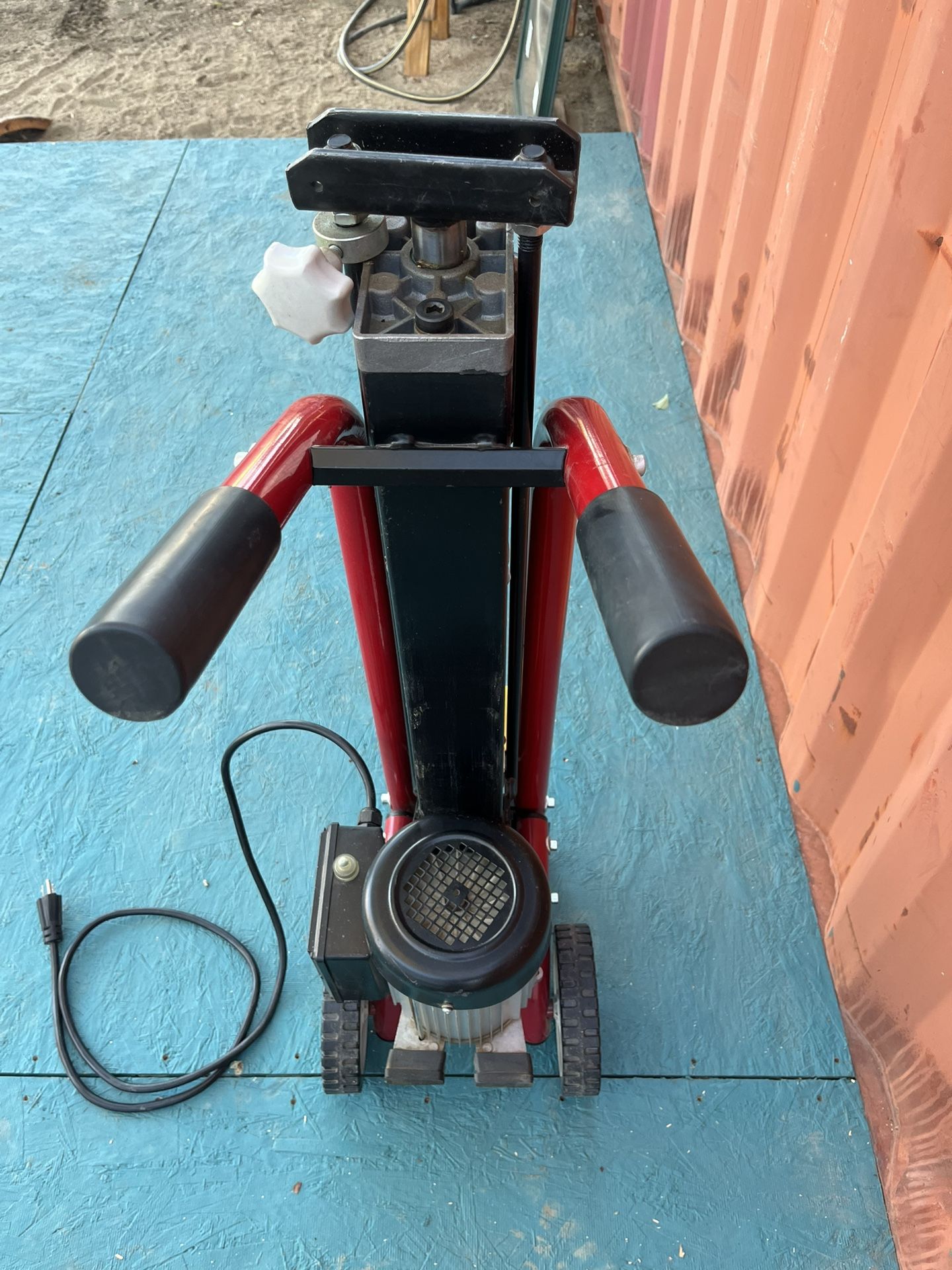 Southland 6 Ton Electric Wood Splitter for Sale in Yucca Valley, CA
