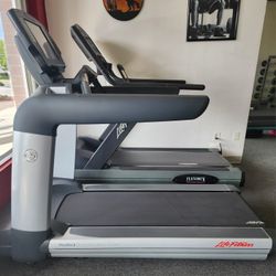 LifeFitness 95T Engage Treadmill
