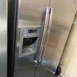 GE 33"W 30"D 67"H SIDE BY SIDE STAINLESS STEEL REFRIGERATOR 