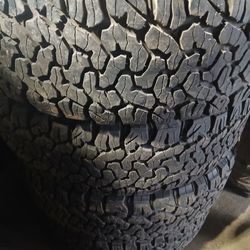 Lt 285/70/17 Bfgoodrich All Terrain Set Of 4 Good Tread $500 
