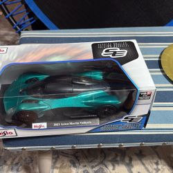 Maisto 1:18 Diecast Special Edition 2021 Aston Martin Valkyrie Green Metallic