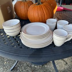 white and gold dinnerware set