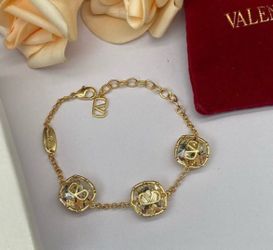 New bracelet comes with dust bag