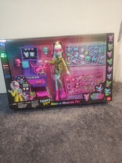 Monster High Make-A-Monster Pet Playset with Frankie Stein Doll