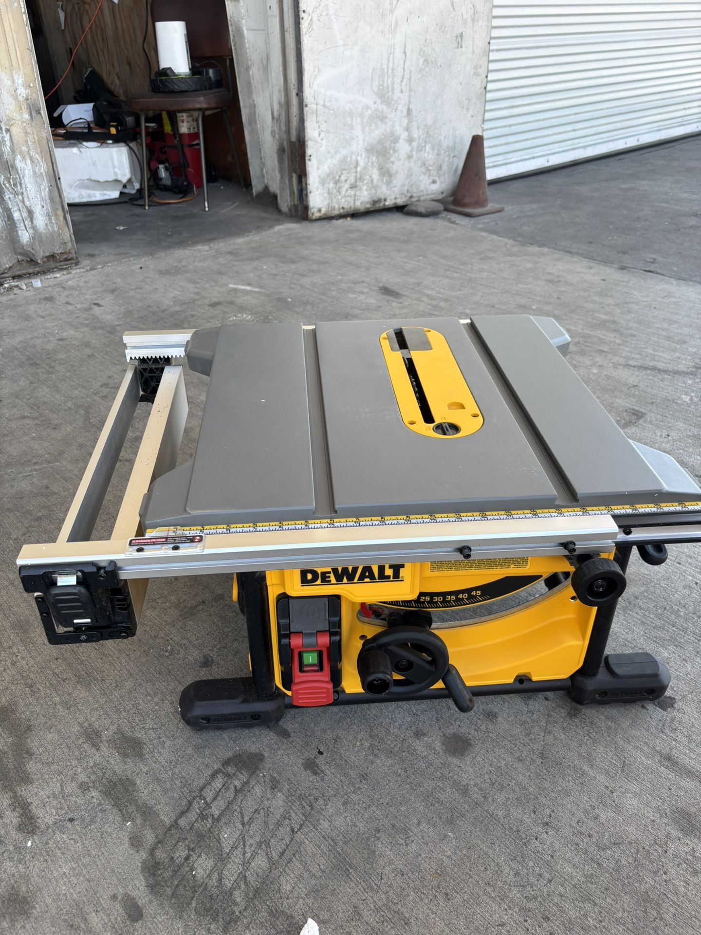 DEWALT 15 Amp Corded 8-1/4 in. Compact Portable Jobsite Tablesaw