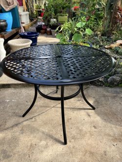 42” Round Metal Outdoor Dining Table in Black: 42”W x 28”H