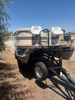 2000 Crestliner Pantoon Boat