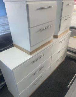 Dresser and 2 nightstands - Cómoda y 2 mesitas de noche