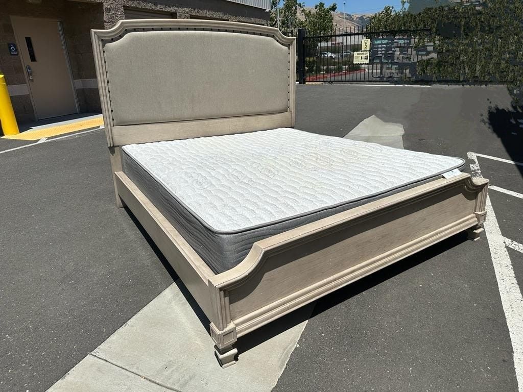 Cal-king Bed And Mattress From Ashley Furniture/ Cama Cal-king Con Colchón Marca Ashley Furniture