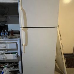 GE (General Electric) Top-Freezer Refrigerator
