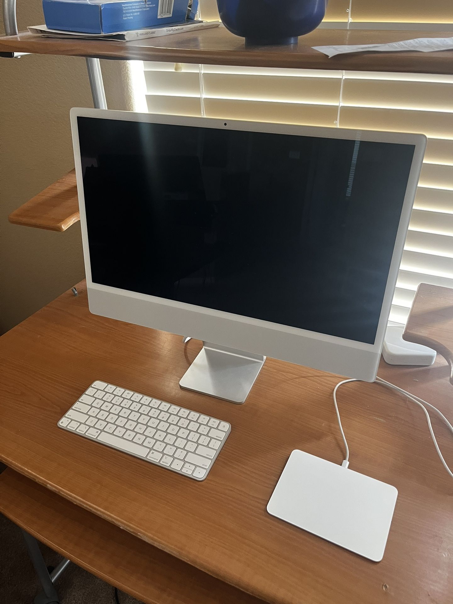 Apple iMac With Wireless Keyboard And Trackpad