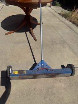 Rolling Magnetic Sweeper with Handle