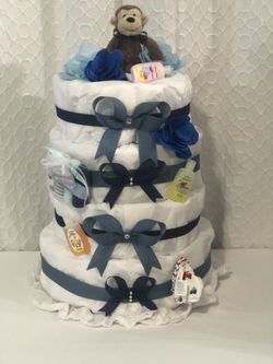 Diaper cake for baby shower. Pastel de pañales.