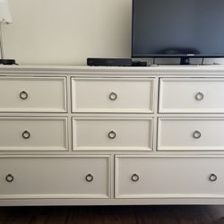 8 Drawer White Dresser 