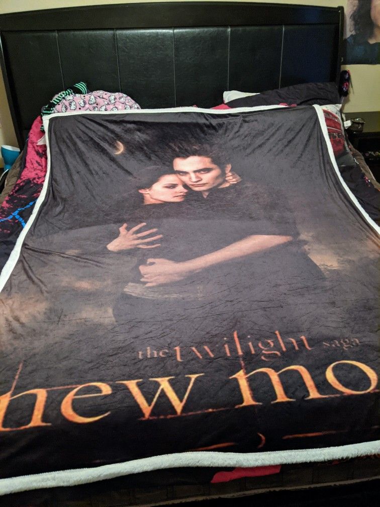 Twilight Saga New Moon Edward Cullen & Bella Swan Blanket