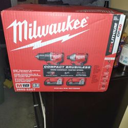 Milwaukee M18 Drill Set 