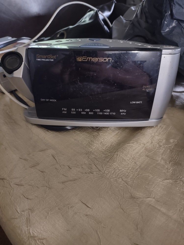 Emerson Smart Set Alarm Clock With Projection