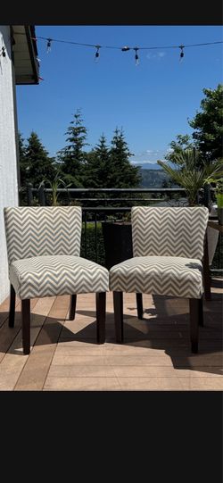 2 ACCENT CHAIRS. WILLING TO DELIVER !