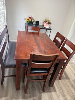 Expandable dining table 4 chairs/ Bench