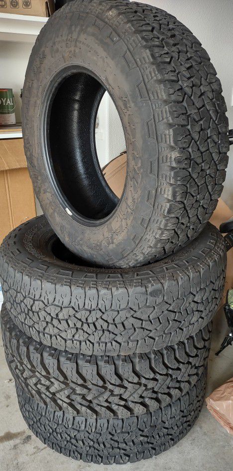  4 Premium Goodyear Wrangler LT Tires <5Kmi. - 4 Matched - 265/70-R17