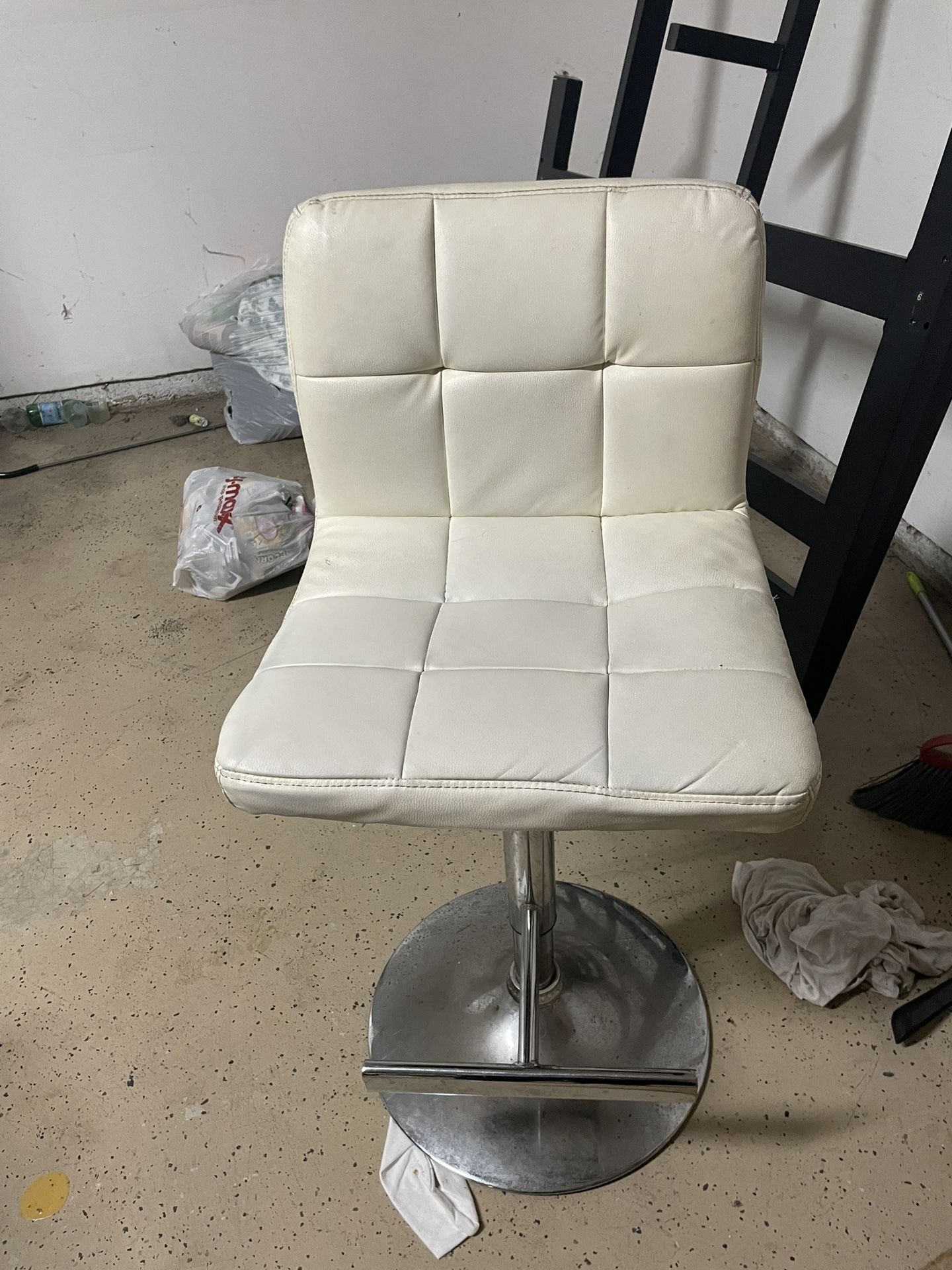 $0 Bar Stool
