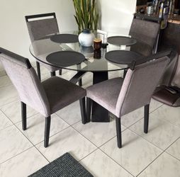 Table with 4 chairs