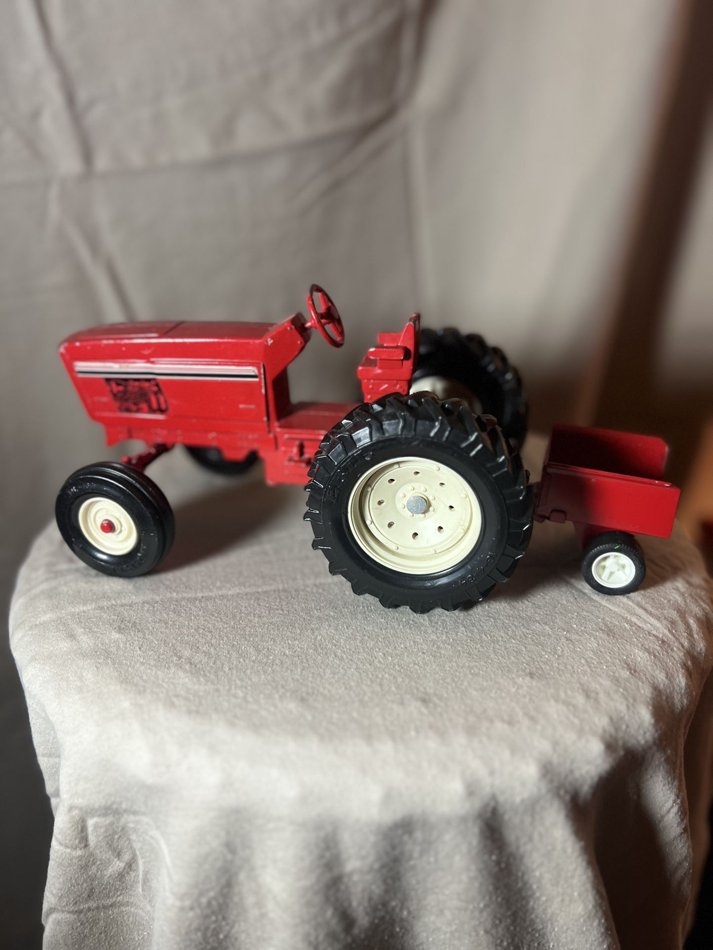 Vintage Ertl International Diecast Row Crop Tractor Farm Country Quality Metal