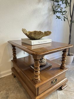 ETHAN ALLEN Late 20th Century Heirloom Colonial Early American Nutmeg Maple end table