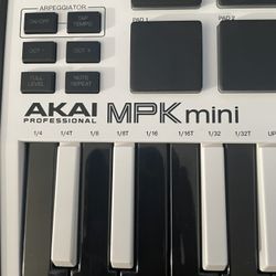 Akai Professional MPK Mini White Edition Beat Maker