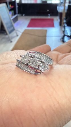 Size 7.5 14kt WG Natural Diamond Ladies Ring 4.7g